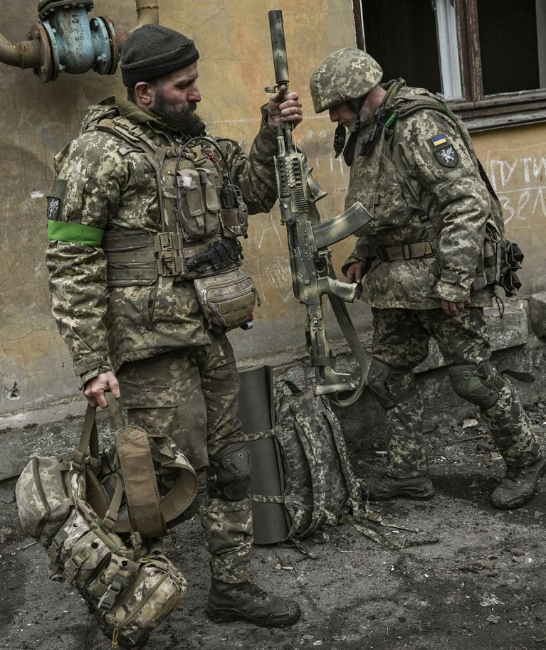 Ukraina sõjaväelased valmistumas liituma rindejoonega Bahmutis. Foto tehtud 11. märtsil 2023.