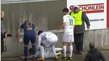 ВИДЕО | В Германии футболист во время игры врезался головой в бетонную стену