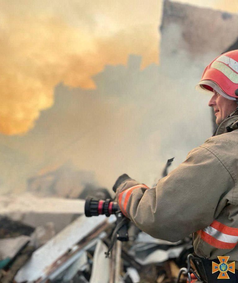 Tuletõrjuja Zatokas Odessa oblastis leeke kustutamas.