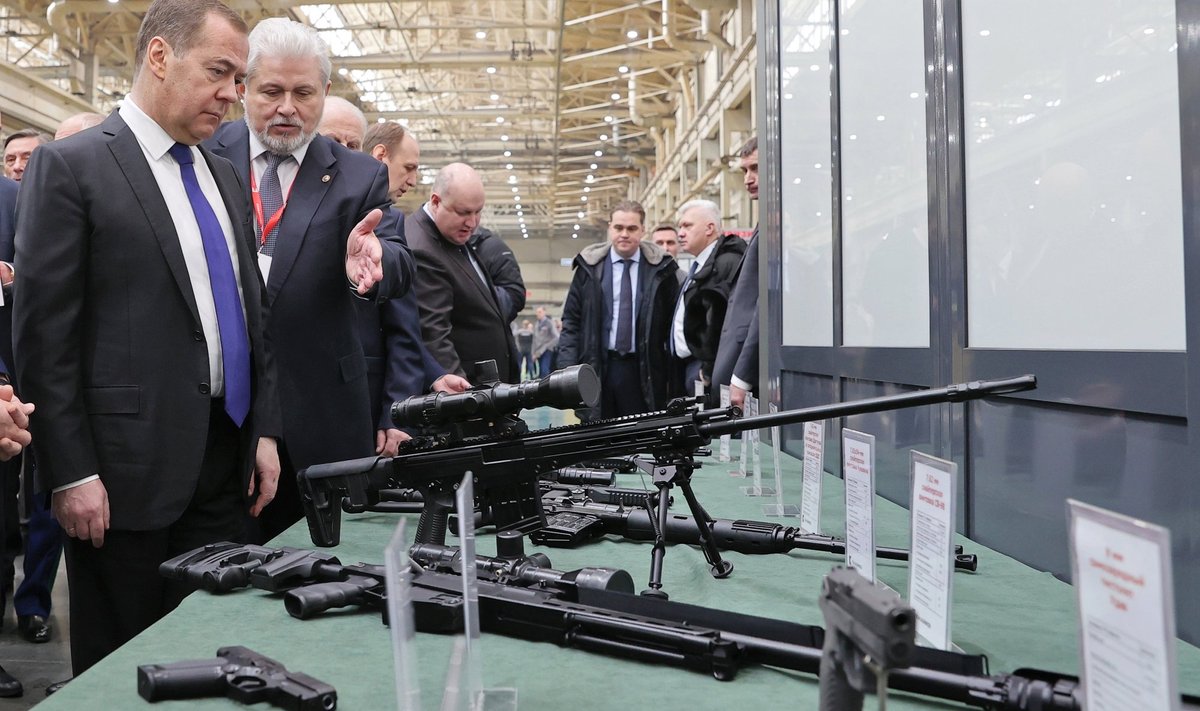 SOLVAVANGUTEGA ESINENUD TÄHTIS MEES: Sel pildil vaatab Venemaa eelmine president Dmitri Medvedev (esiplaanil) Iževski relvatehase toodangut. Seda tutvustab talle Kalašnikovi kontserni peadirektor Vladimir Lepin.