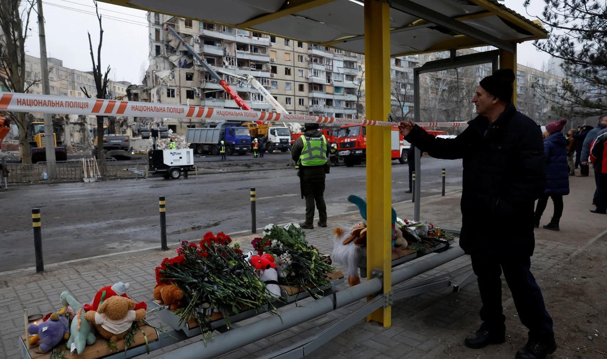 Стихийный мемориал в Днепре в память погибших из-за российского ракетного удара