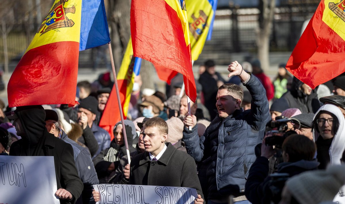 Sotsialistliku erakonna toetajate meeleavaldus Moldova parlamendihoone ees Chişinăus. Meeleavaldajad nõuavad ennetähtaegseid parlamendivalimisi. Foto tehtud 16. veebruaril 2023.