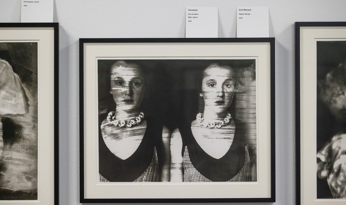 Näituse põhitonaalsus on must-valge. Kunstniku tööde tegelaskujude pilk on varjatud või suunatud siseilma.