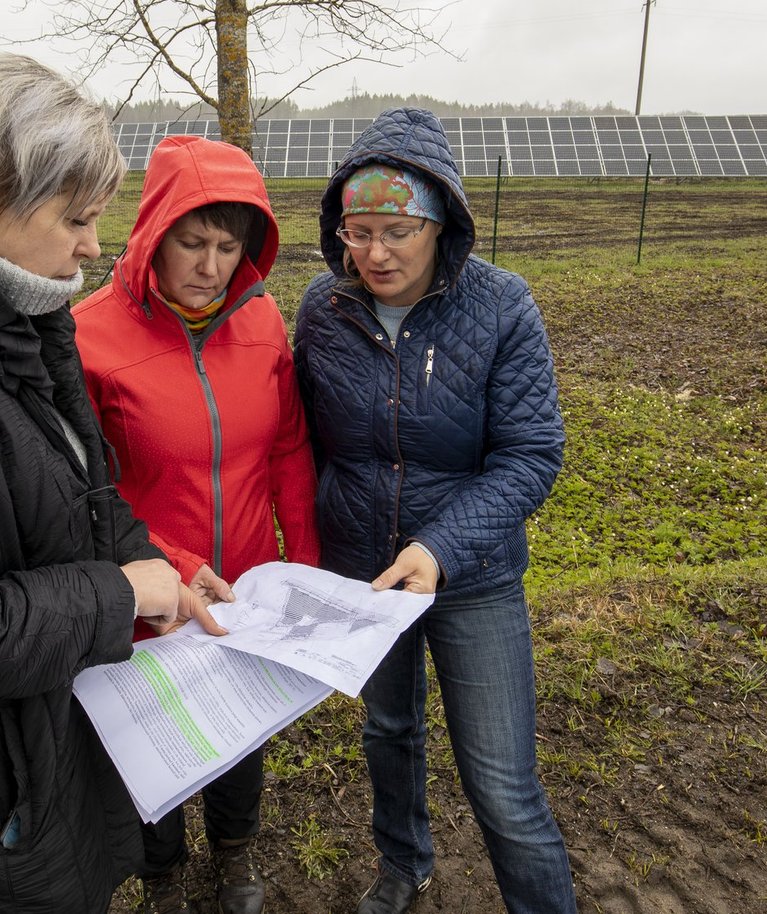 Roela päikesepark selja taga, uurisid protestijate eestvedajad, kogukonna esindajad Tiina Alavere, Aili Taal ja Ene Põllu kavandatava laienduse plaani, mis praeguseks päevakorrast maas.
