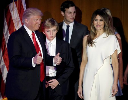 President Donald Trump esileedi Melania ja poja Barroniga