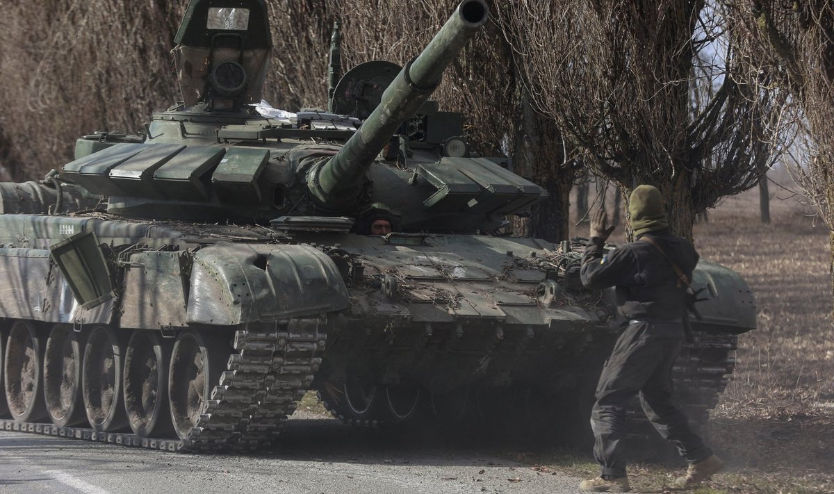 Ukrainlaste saagiks langenud Vene tank T-72 Kiievi oblastis. Samasuguseid masinaid on Ukrainale esimesena annetanud ka Tšehhi.