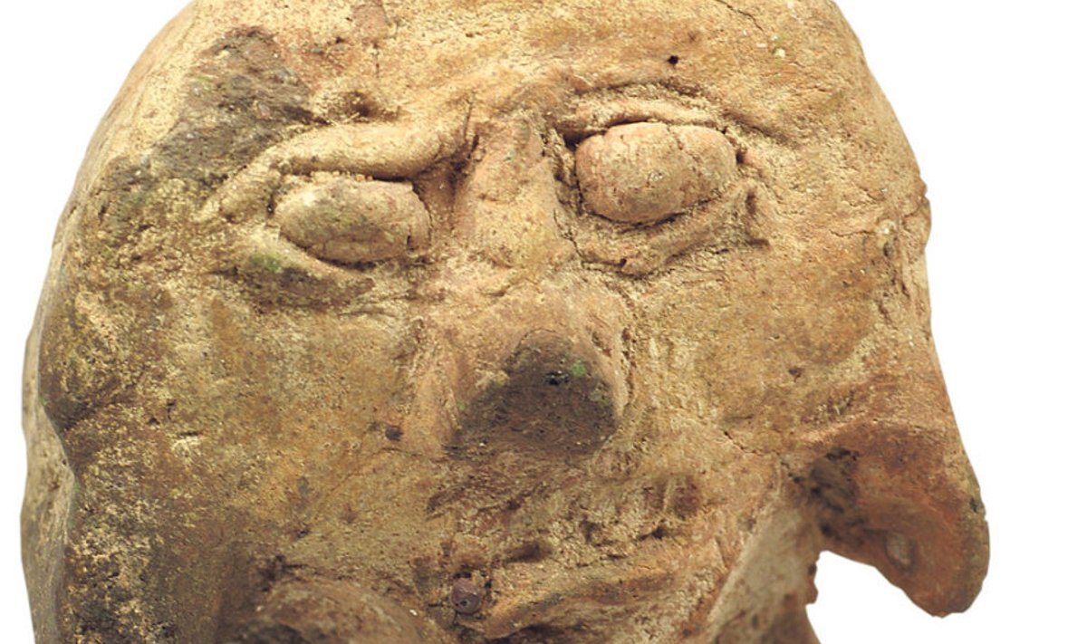 Kas tegu  on muinaseestlaste ohvrikujuga või XVIII sajandi mänguasjaga? Rabast leitud saladuslik kuju on tallel Tallinna Ülikooli ajaloo instituudi arheoloogiakogus.