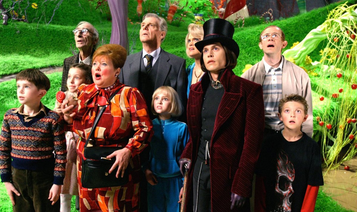 Raamatud kirjutati ümber, aga mis saab Roald Dahli teoste põhjal vändatud filmidest? Kaader Tim Burtoni filmist „Charlie ja šokolaadivabrik“, mille peaosas oli Johnny Depp.