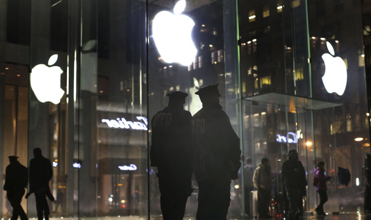 Politseinikud läinud kuul meeleavalduste ajal Apple´i poodi turvamas.