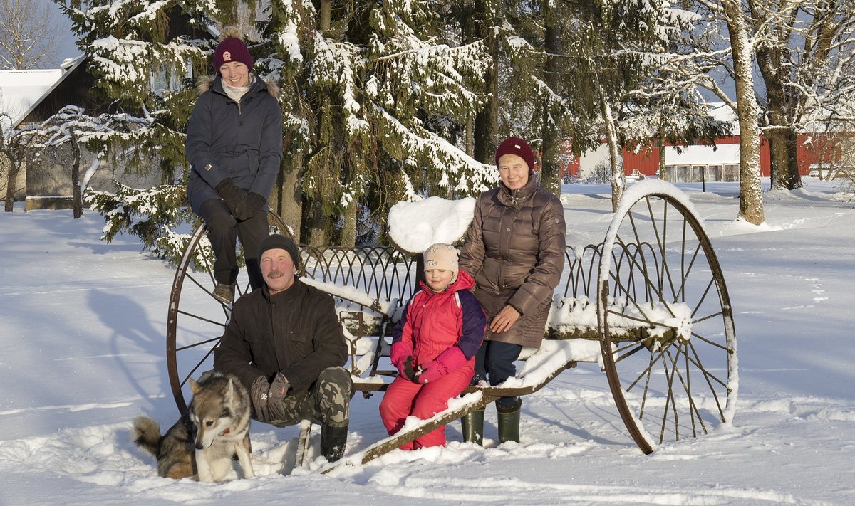 Lindre talupere on aastakümnetega kõigist raskustest läbi murdnud ja tänini pinnal püsinud. Pildil on Margit, Endel ja Dagmar Lindre, keskel pojatütar Liisa-Mai.