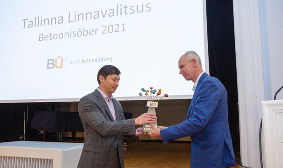 Tallinna linnapea Mihhail Kõlvart auhinda vastu võtmas.