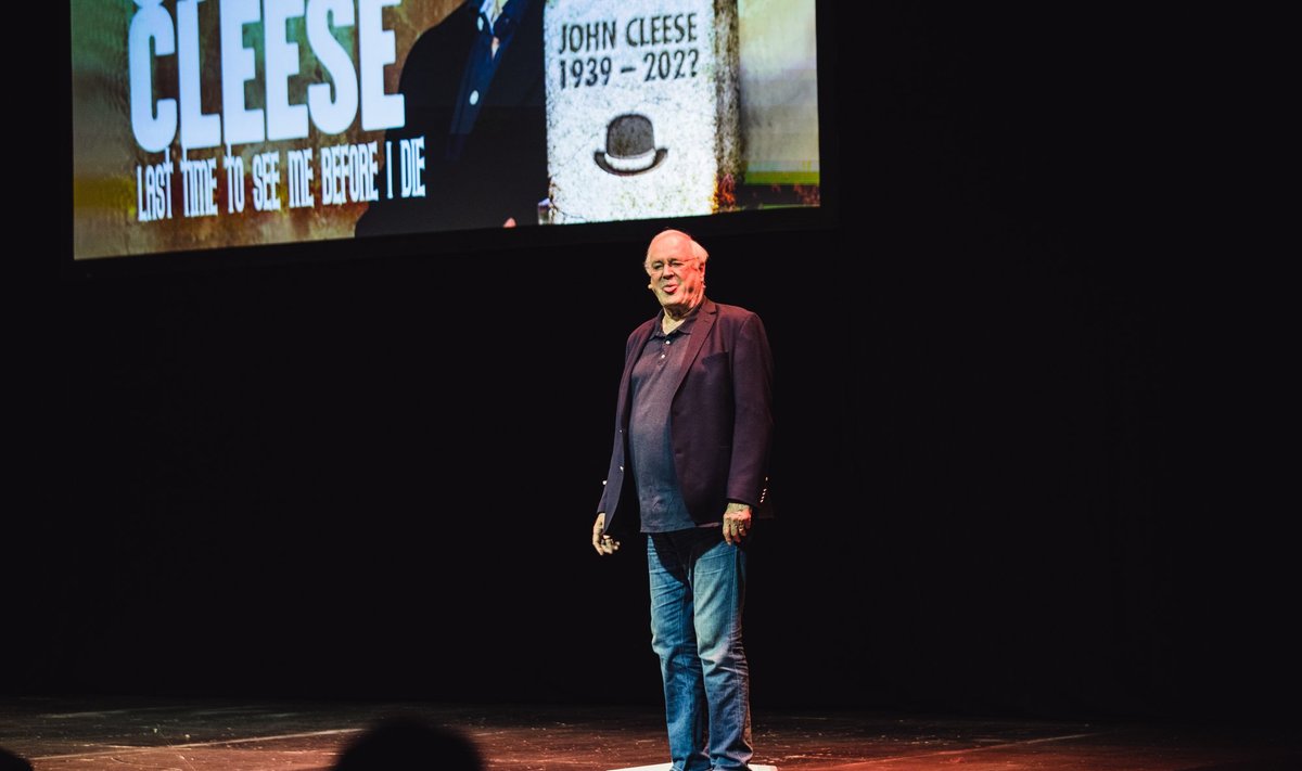 John Cleese tunnistas Alexela laval, et reklaampildis kasutatava stiliseeritud hauakivi surmadaatum näeb kahtlaselt välja, kui aasta 2022...