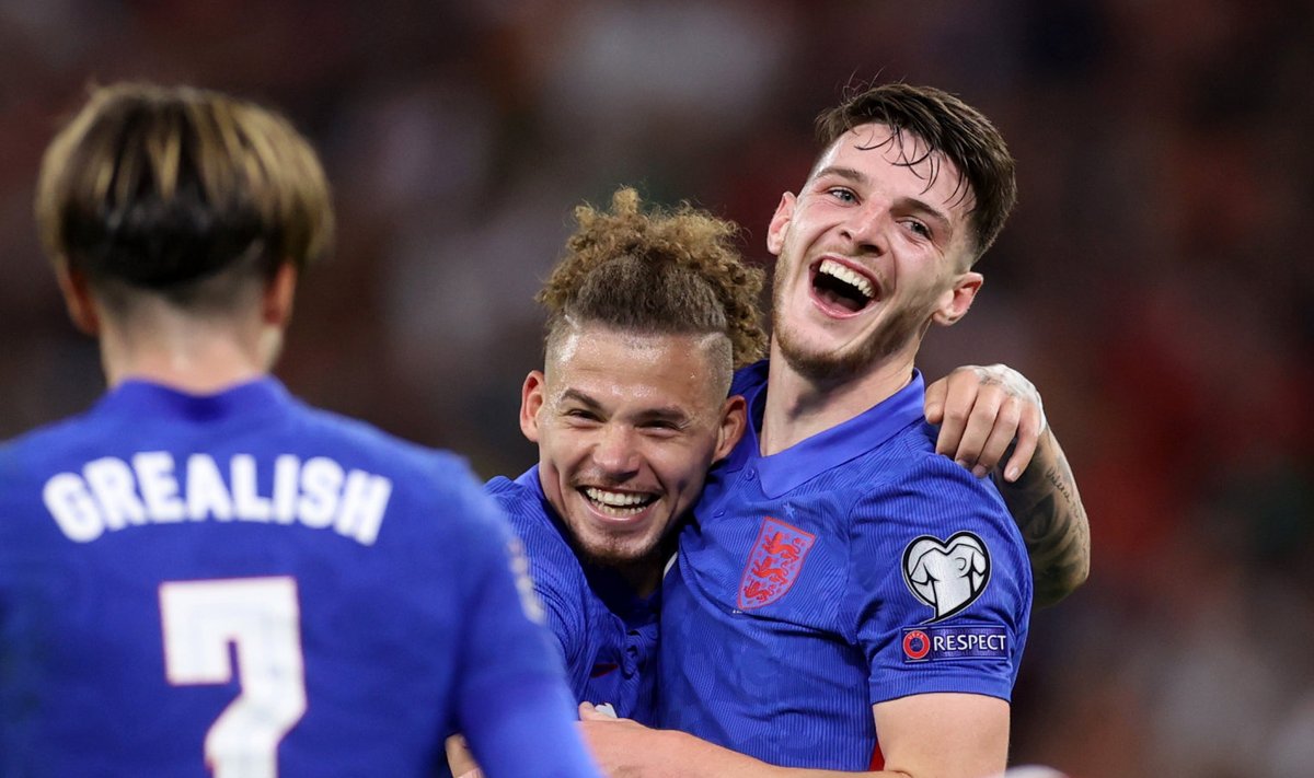 Kalvin Phillips (keskel).
