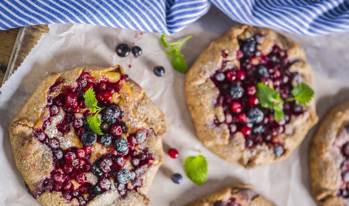 Kohupiima, pohla ja mustika galette