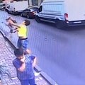 VIDEO | Türgis püüdis noor mees kinni aknast alla kukkunud tüdruku, päästes tema elu