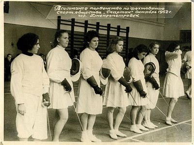 PÄRIS VÕISTLUS 1952. AASTAL: Eesti koondise naised kandsid Dnepropetrovskis valgest sametist seelikuid. 