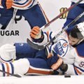 ВИДЕО | Жуткая травма в НХЛ: игрок получил коленом в голову, и тут же ему наступили коньком на руку 