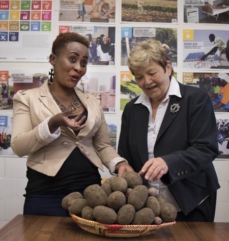 Viive Rosenberg on käinud kartulikasvatust õpetamas ka Keenias. Pildil koos ja sealse eestvedaja Esther Mumiaga.