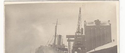 Talvepakases laev sadama elevaatori juures 1930. aasta paiku. Elevaator põles 1941. aasta sõjasuvel. 