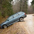 Narvas sõitis sõiduki ärandanud 16-aastane noormees kraavi, õnnetuses sai viga ka kaks 14-aastast kaasreisijat, Rakveres sõitis joobes juht vastu maja seina