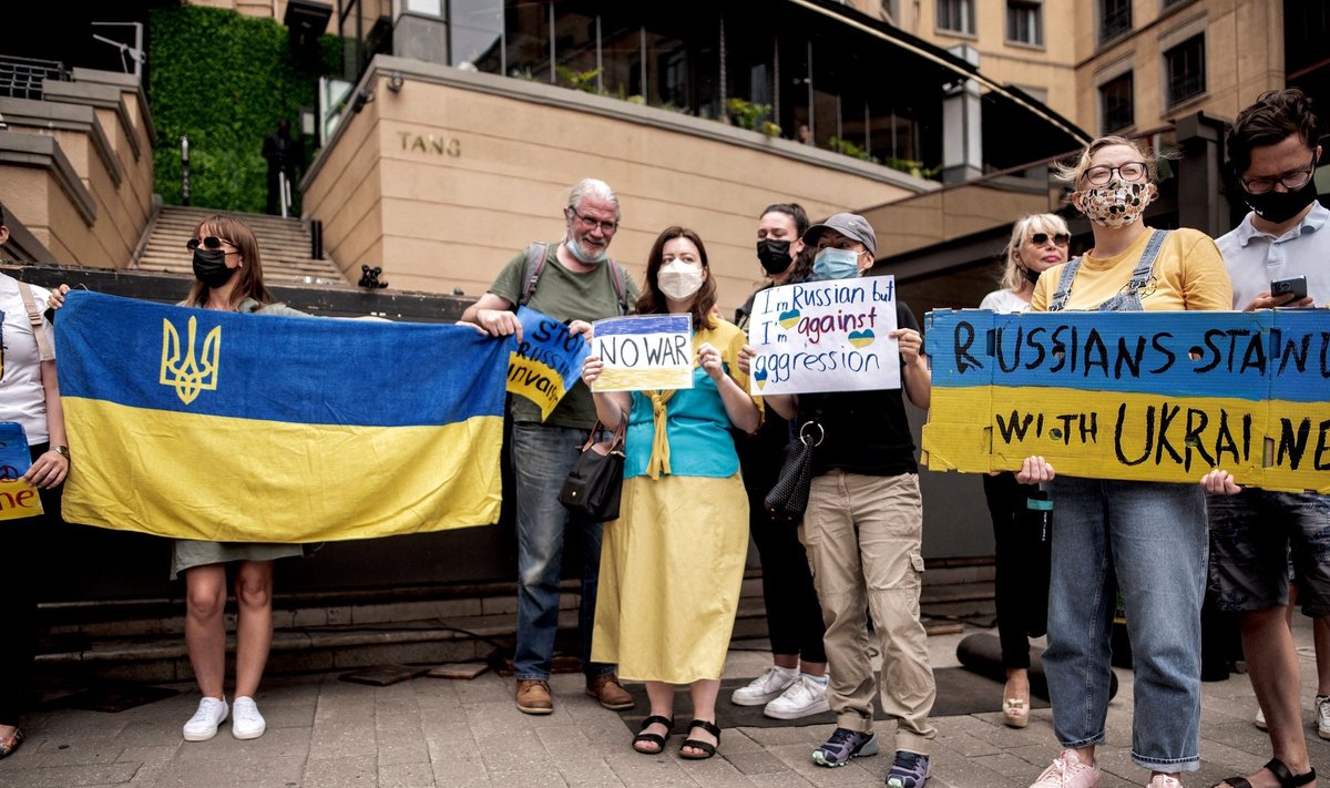OLEME KOOS UKRAINAGA: Lõuna-Aafrika Vene Assotsiatsiooni liikmed avaldavad Johannesburgis meelt Venemaa jäledate tegude vastu Ukrainas.