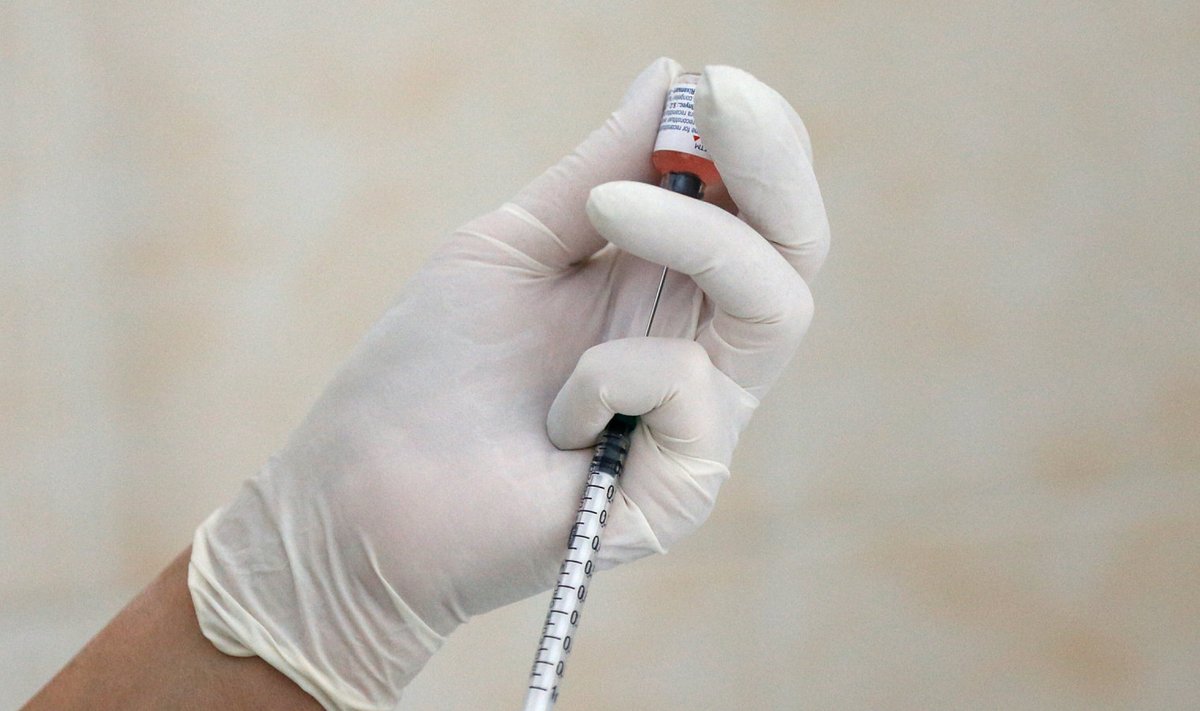 Illustratiivse tähendusega pilt vaktsiini süstlasse tõmbamisest. (Foto: REUTERS)