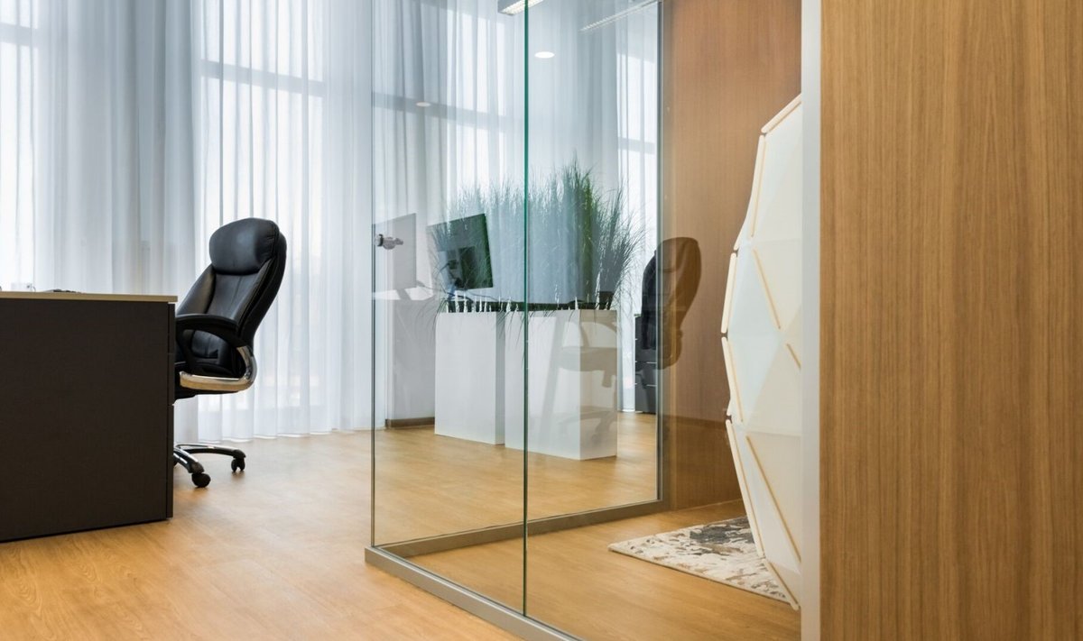 IT-firma WEB-Eksperti kontor Pärnus, sisekujundaja Airita Aim (Palazzo Interiors). Ollakse ju üldiselt kontorites harjunud, et aknakatte lahenduseks on ruloo, aga sellesse kontorisse valmistas HarmTex tekstiilist kardinad.