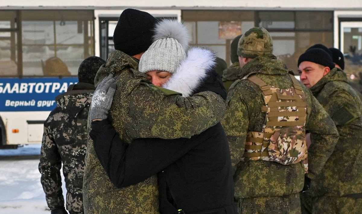 6 января, Омск. Мобилизованный россиянин прощается с близкими.