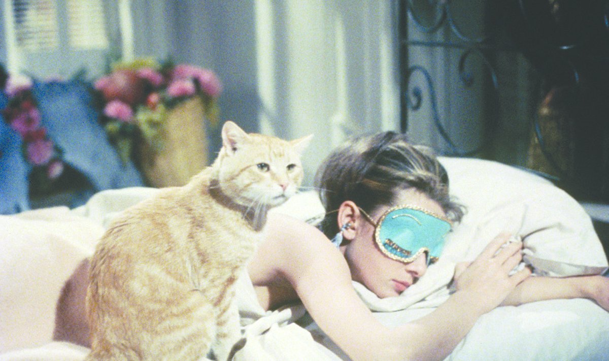 Ikooniline kaader Audrey Hepburnist filmis „Hommikueine Tiffany juures“. Etsys müüakse nii linateosest kuulsaks saanud unemaske kui ka kõrvatroppe.