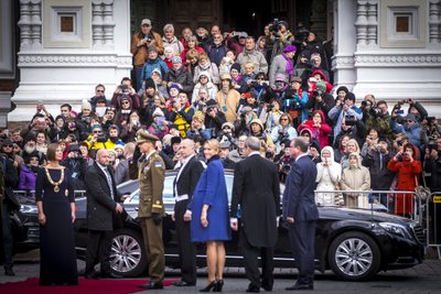 Turistidest publik uudistamas president Kersti Kaljulaidi ametissenimetamist.