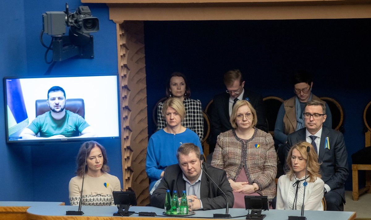 Ukraina president Volodõmõr Zelenskõi videopöördumist jälgisid ka valitsuse liikmed. Peaminister Kaja Kallas (ees paremal) ütles, et Zelenskõil on olnud ka karmimaid kõnesid.
