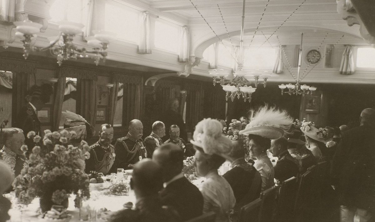 Nikolai II pidulik õhtusöök imperaatori jahil "Standard" 1909. aastal.