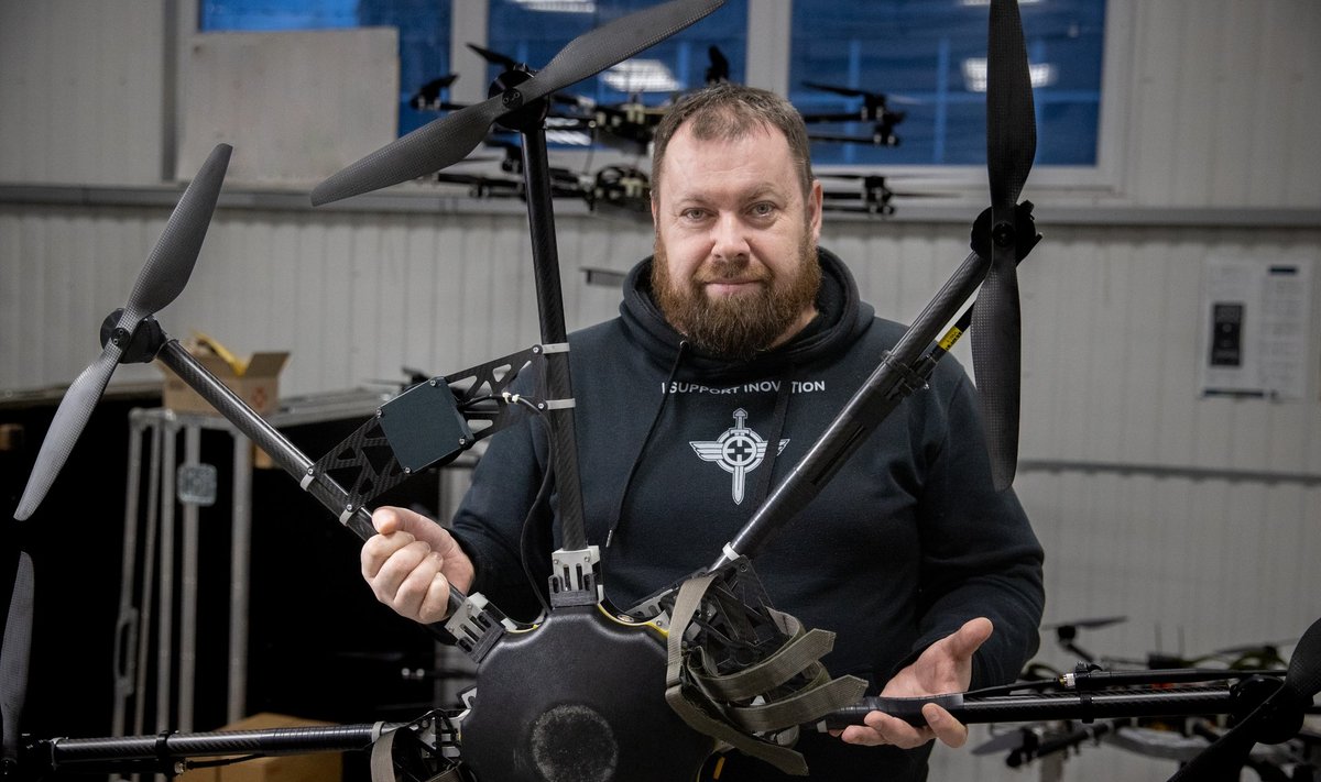 Aerorozvidka droonitehase peainsener Vadõm Junõk näitab oma propelleritega sõpra.