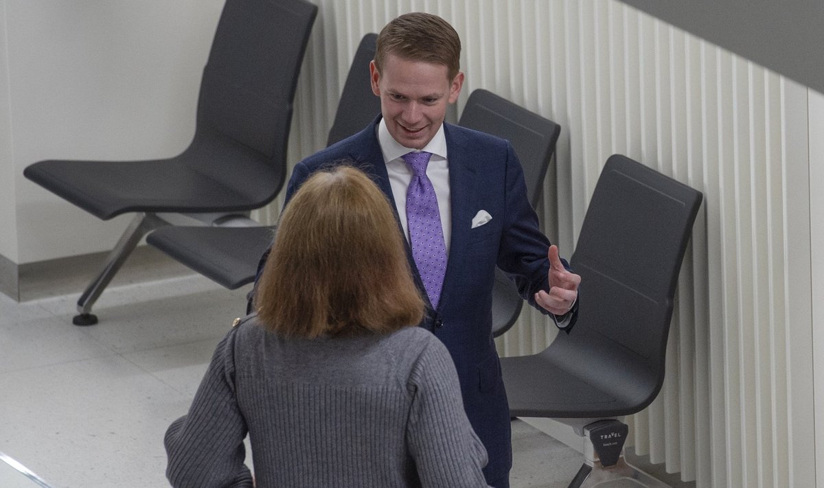 SILMIS SÄRA, NII SÜNNIB HIILGAV PLAAN: Advokaat Oliver Nääs selgitab kohtunik Eveli Vavrenjukile enne 15. detsembri istungit Harju maakohtus oma kaitsetaktikat.