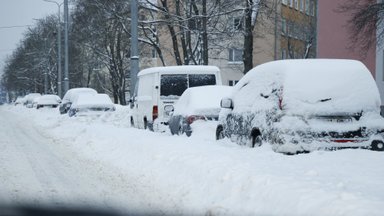 ФОТО | Снега по колено! Таллинн „отходит“ от вчерашнего шторма, передвигаться по улицам все еще трудно