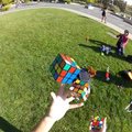USKUMATU VIDEO: Poiss lahendab 3 Rubiku kuubikut, ise samal ajal nendega žongleerides