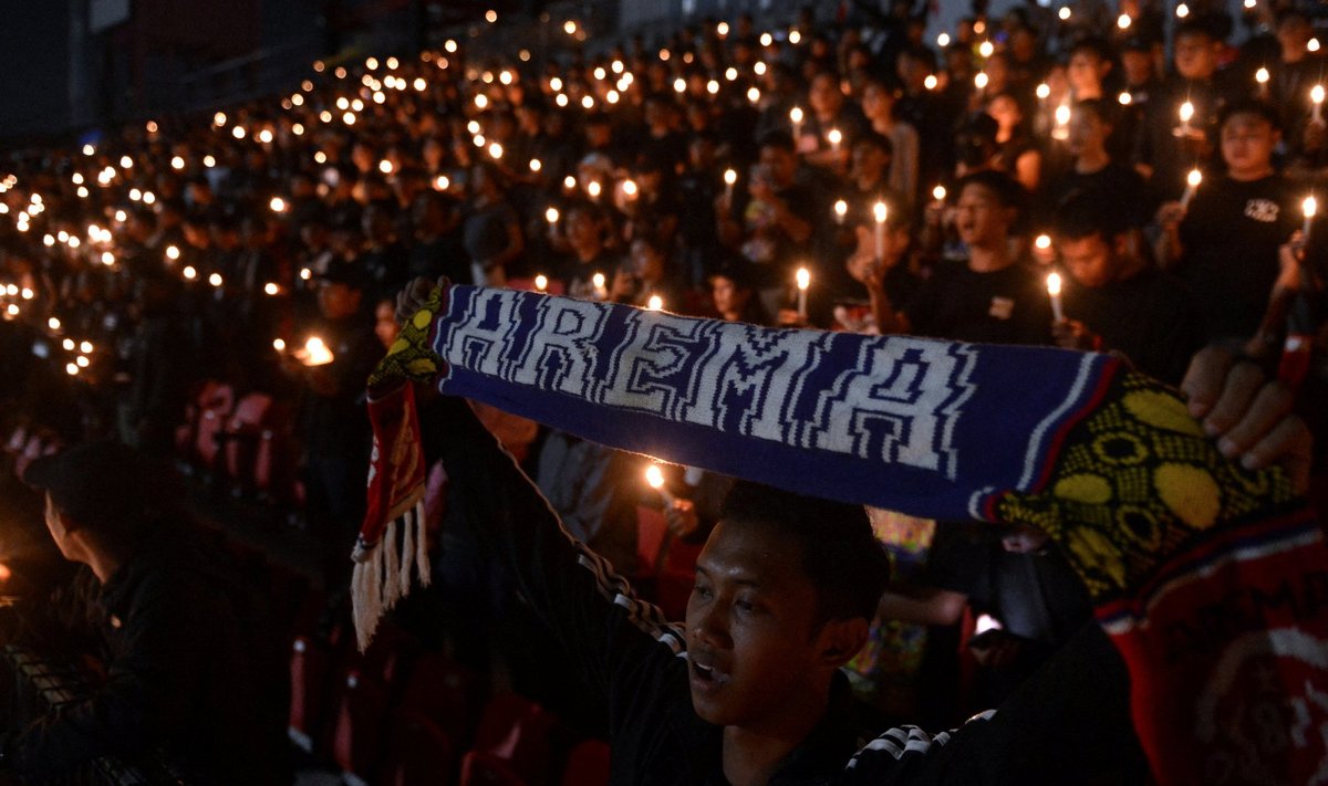 Inimesed Kanjuruhani staadionil toimunud tragöödia ohvreid mälestamas