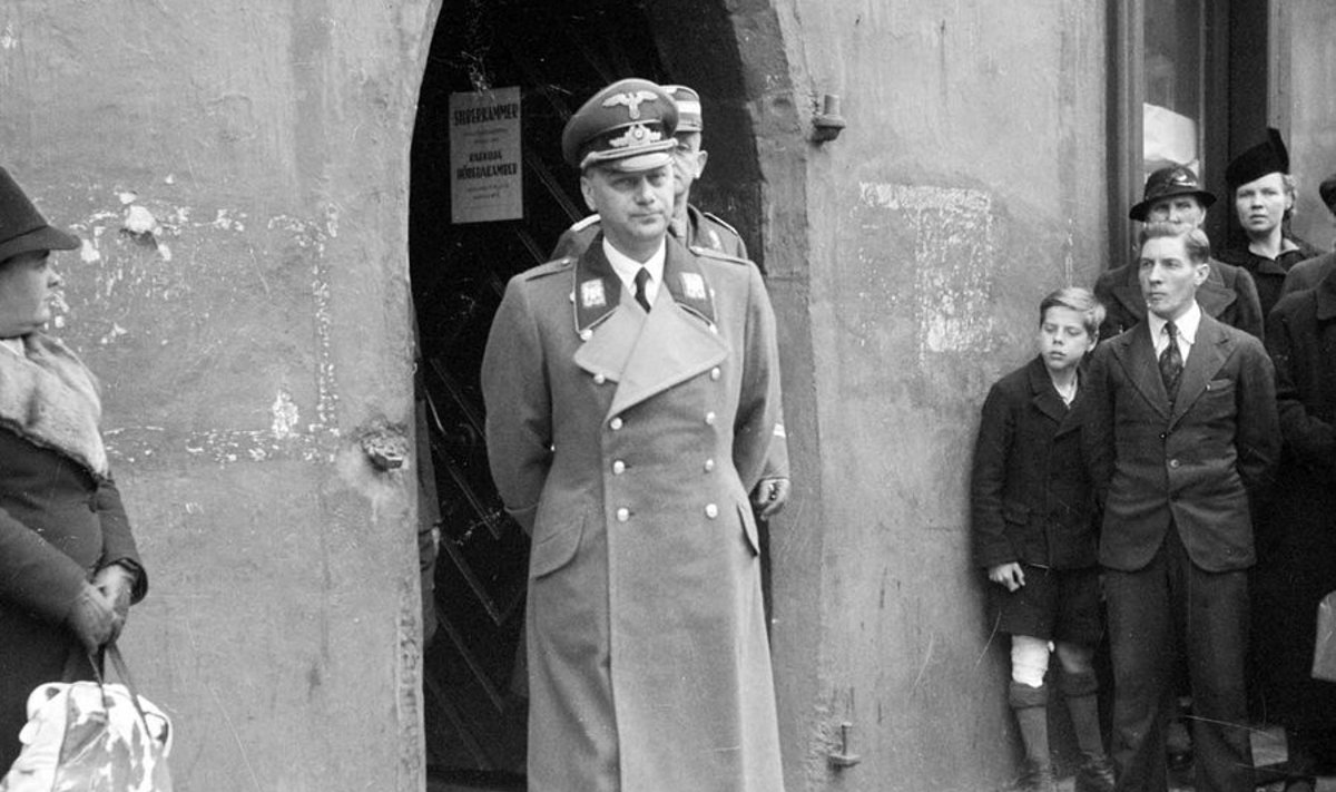 Koduradadel: Idaalade riigiminister Alfred Rosenberg Tallinna raekoja ees 18. mail 1942. (Foto: Oskar Viikholm / Eesti Filmiarhiiv)