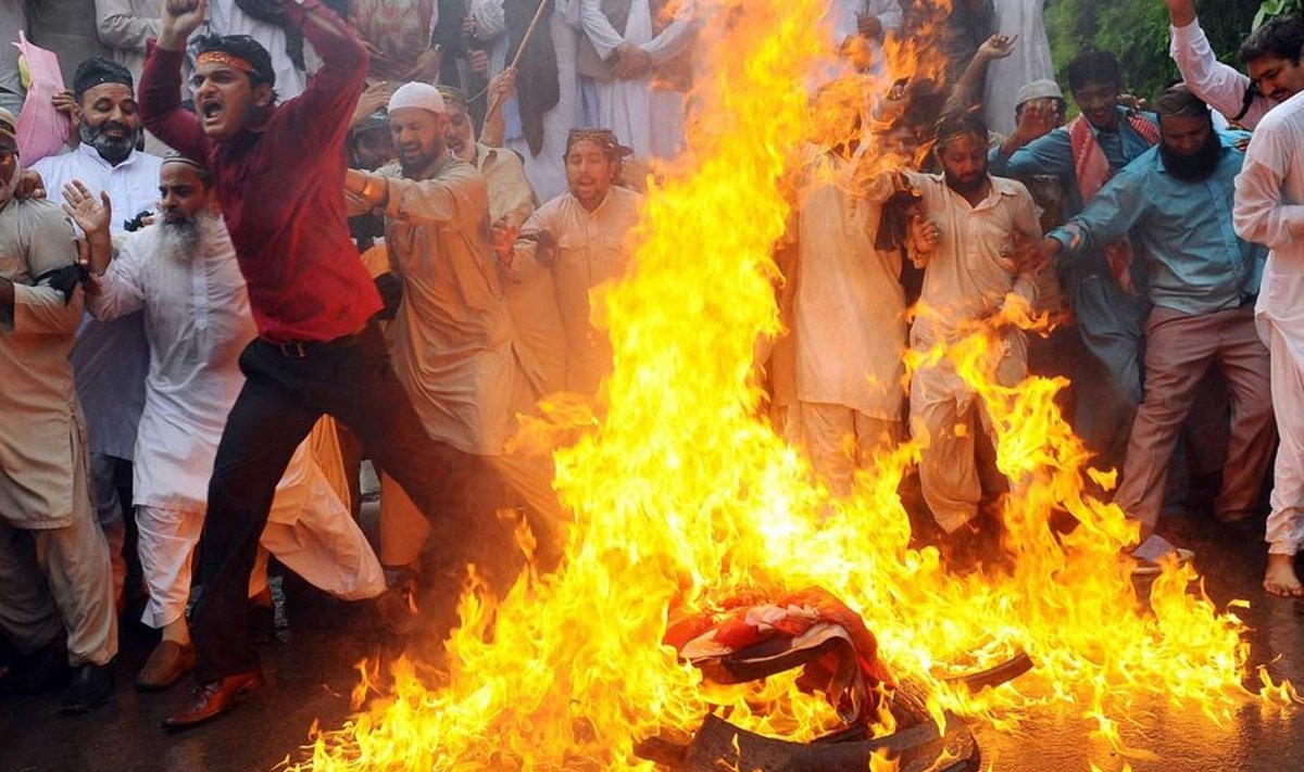 Vägivald: Pakistani sunniidid põletavad USA lippu Lahores toimunud demonstratsioonil moslemeid ärritanud mängufilmi vastu. Uudis islamiusku mõnitavast filmist tõi kaasa vägivallapuhanguid ja inimeste tapmist üle maailma.