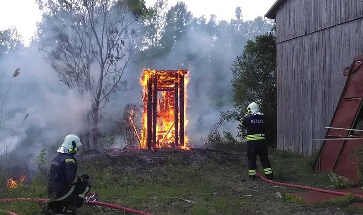 30. mail kell 18.15 teatati häirekeskusele tulekahjust Suur-Randvere külas, kus oli põlema süttinud välikäimla. Päästjate saabudes põles välikäimla lahtise leegiga ning süttinud oli ka seda ümbritsev pinnas 3 meetri raadiuses.