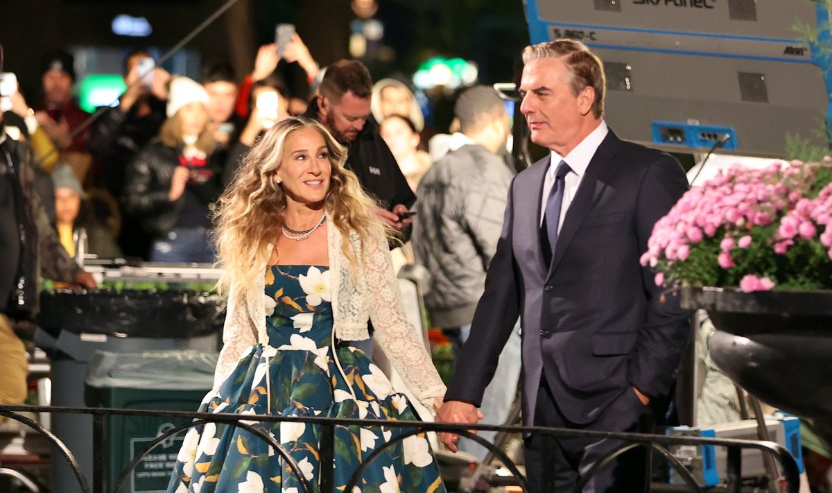 Sarah Jessica Parker And Chris Noth Are All Smiles At The "And Just Like That" Set In NYC