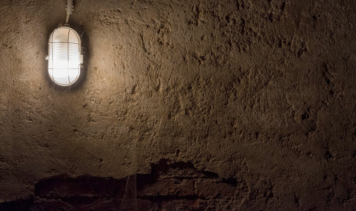 Concrete,Wall,Under,Industrial,Old,Ceiling,Lamp,Light.,Old,Vintage
