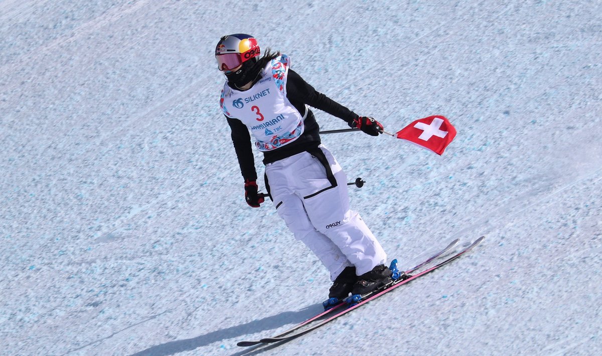 Võidukas Mathilde Gremaud MM-tiitlit Šveitsi lipuga tähistamas.
