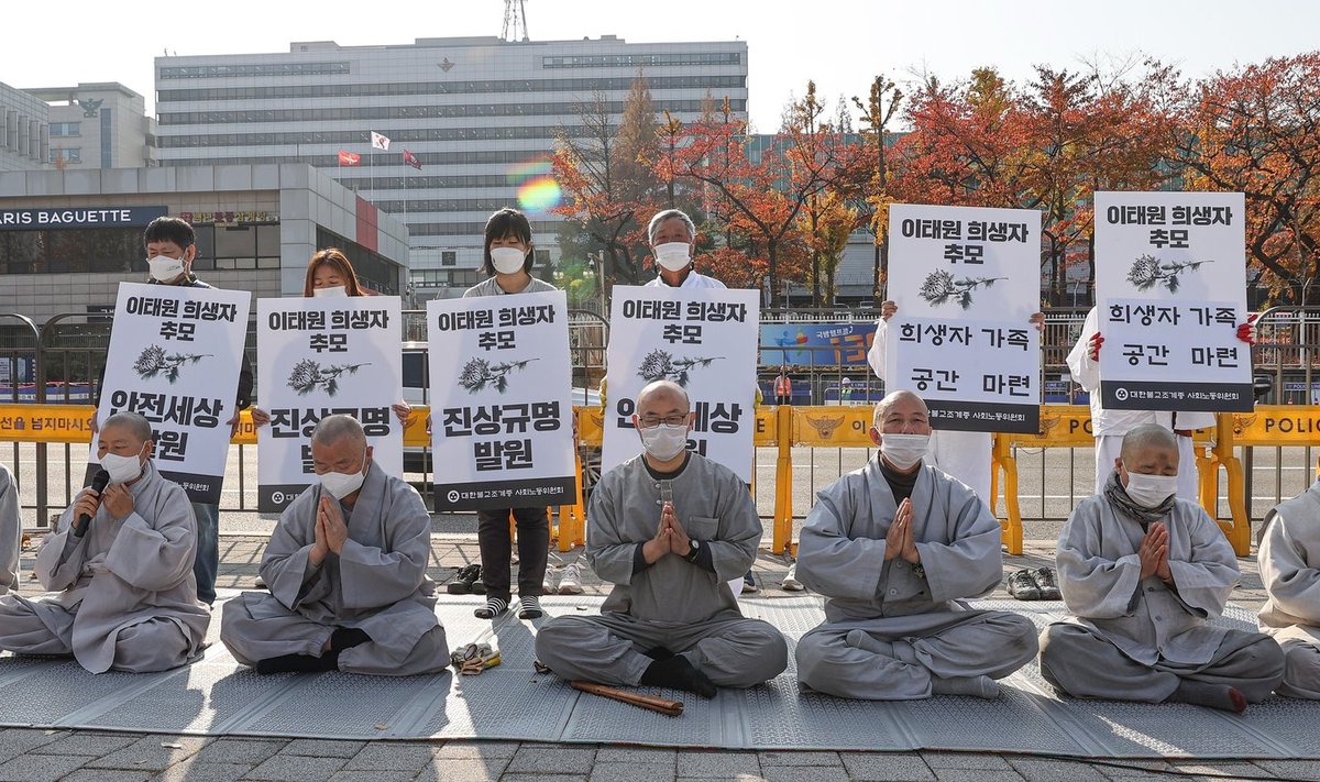 Буддийские монахи молятся о погибших в давке в Корее