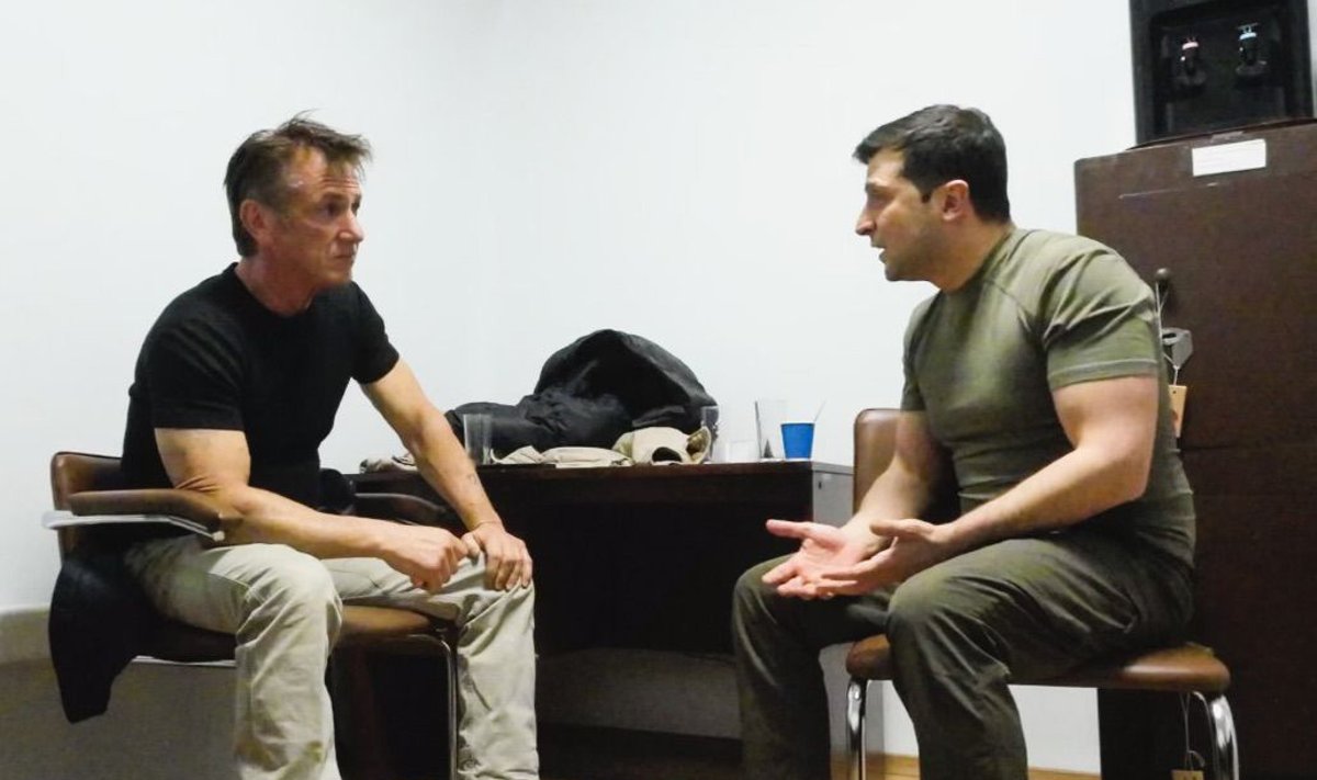 UKRAINA SÕDA: Volodõmõr Zelenskõi (paremal) ütles küll Berlinale avasõnad, ent Sean Penni (vasakul) film temast („Superpower“) polnud kriitikute arvates eriline pärl.