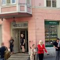 ВИДЕО | Двое голых туристов в Старом городе ползали по асфальту. Обеспокоенные прохожие вызвали полицию