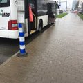 Абсурд: в Таллинне автобусы не могут подъехать к остановке из-за установленного на ней столба
