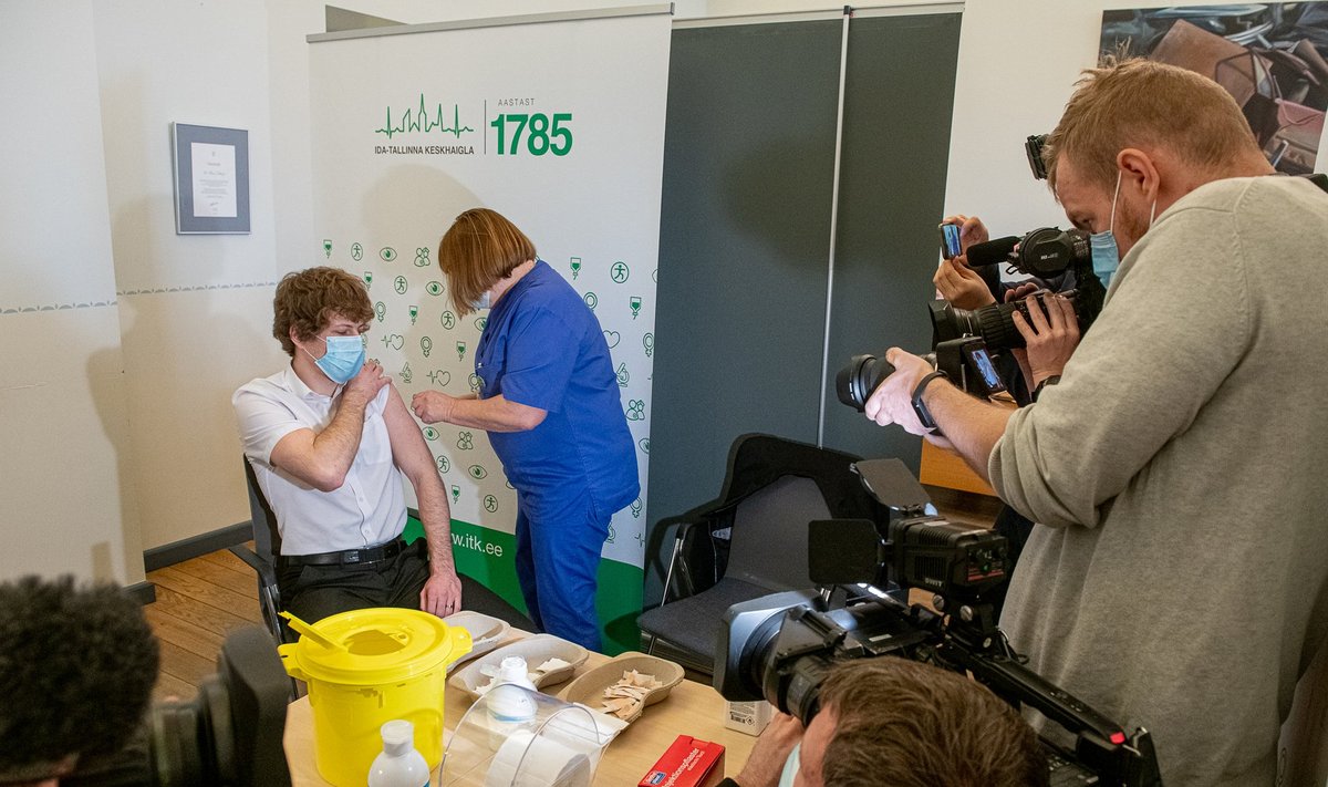 Tervise- ja tööminister Tanel Kiik esimest vaktsiinisüsti saamas.