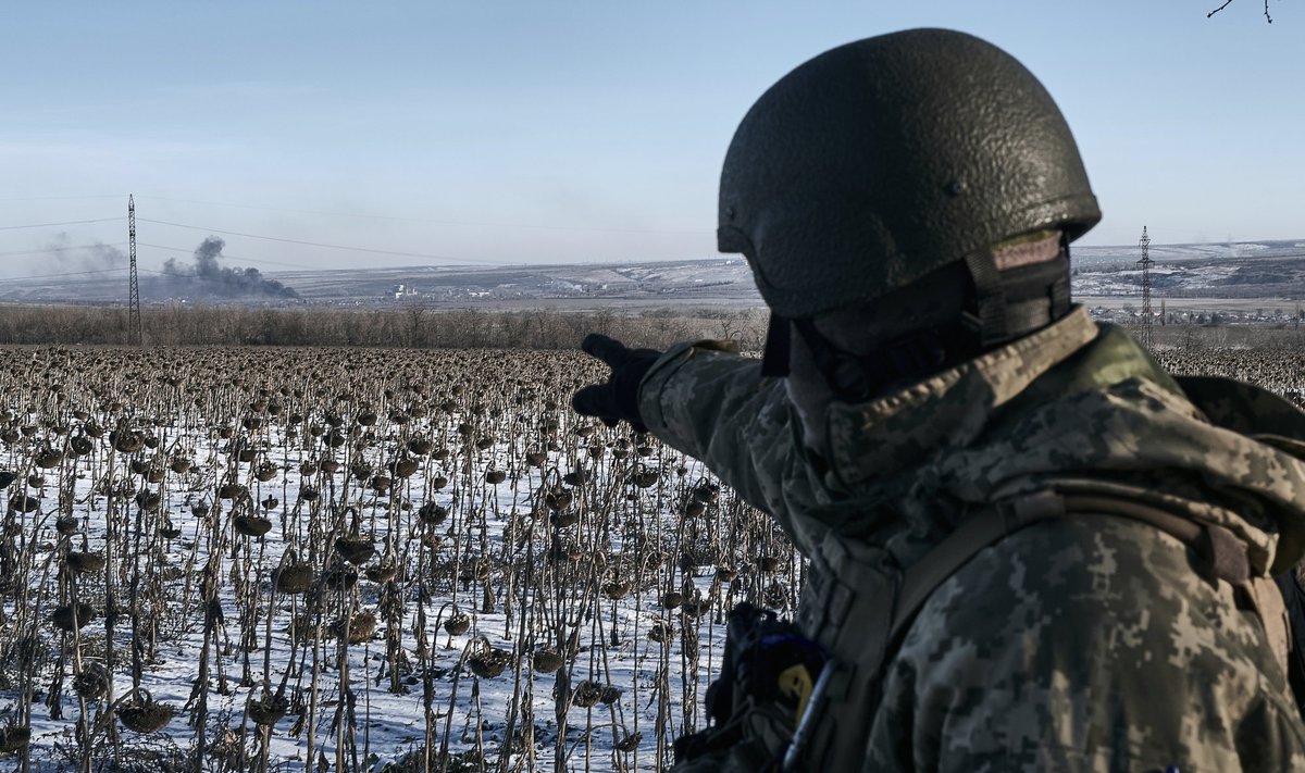 SEAL: Ukraina sõdur näitab Soledari poole, kus asub rindejoon.