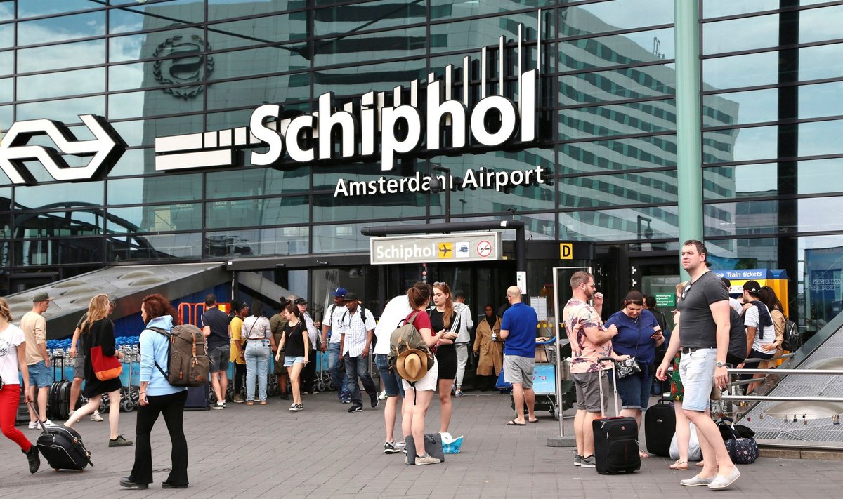 Amsterdami Schipholi lennujaam on esimene, kes otsustas jaamas valitseva kaose tõttu lennust maha jäänud reisijatele hüvitist maksta.